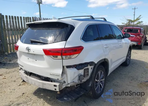 2017 Toyota Highlander Xle z USA, uszkodzony, nr VIN 5TDJZRFH4HS453655